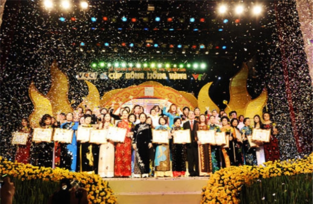 Cúp Bông hồng vàng 2013 trao cho Danh sách 100 nữ doanh nhân
