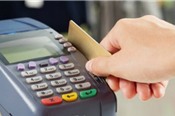 Mua vé máy bay bằng thẻ tín dụng người tiêu dùng phải chịu phí quá cao